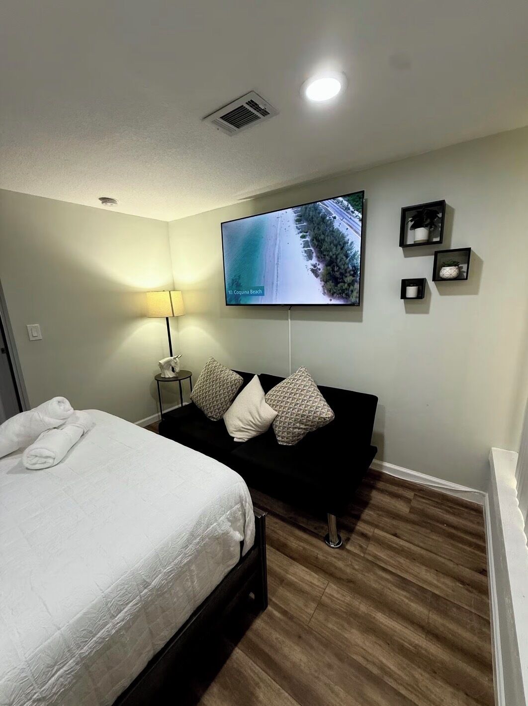 Iron/ironing board, WiFi, bed sheets