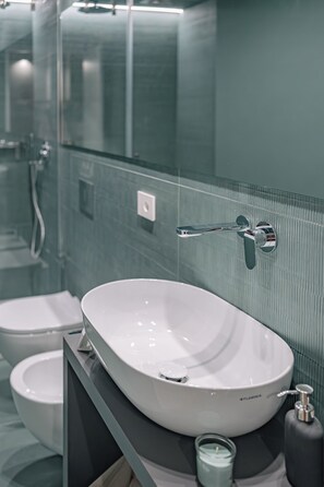 Regadera, amenidades de baño gratuitas, secadora de cabello, bidet