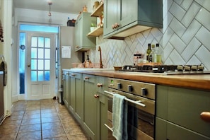 Private kitchen - Coach house cottage by sefton park, built in 1850.  Entire house ! (Liverpool)