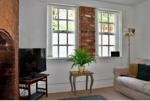 Living area - Coach house cottage by sefton park, built in 1850.  Entire house ! (Liverpool)
