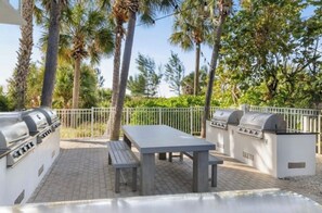 Outdoor dining - 6th to 10th December 2026 MVC 3 bed apartment at Crystal Shores Marco Island (Marco Island)