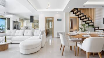 Villa de lujo | Zona de estar | Smart TV de 50 pulgadas con canales digitales, Netflix