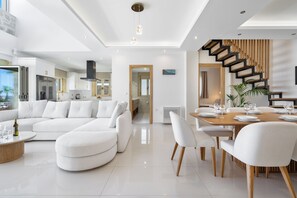 Villa de lujo | Zona de estar | Smart TV de 50 pulgadas con canales digitales, Netflix