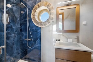 Luksus-villa | Badeværelse | Gratis toiletartikler, hårtørrer, håndklæder, Sæbe