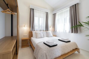 Luxury Villa | Peti besi dalam bilik, meja, ruang kerja komputer riba 