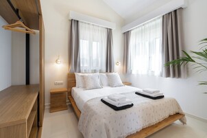 奢华别墅 | 客房内保险箱、办公桌、笔记本电脑工作区、遮光窗帘