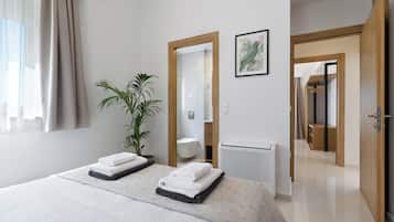 Luxury Villa | In-room safe, desk, laptop workspace, blackout drapes