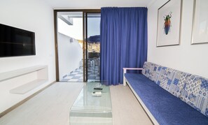 Superior-Apartment, Balkon, Poolblick | Wohnbereich