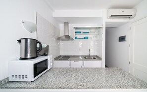 Superior-Apartment, Balkon, Poolblick | Eigene Küche