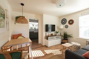 Smart TV - 3 Private Cottages on One Property in Culver City (Culver City)
