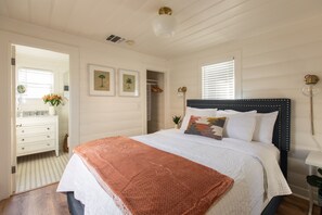 Desk, iron/ironing board, travel cot, WiFi - 3 Private Cottages on One Property in Culver City (Culver City)