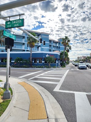 Property grounds - 2-bedroom condo in peaceful Madeira Beach with AC. (Madeira beach)