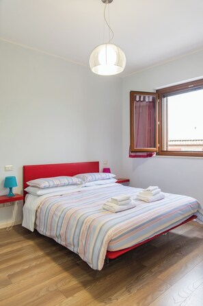 4 bedrooms, iron/ironing board, WiFi, bed sheets