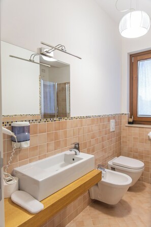 Haartrockner, Handtücher, Seife, Toilettenpapier