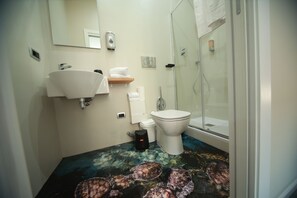 Habitació doble Comfort, 1 llit de matrimoni gran, no fumadors | Bany | Dutxa, assecador de cabells, tovalloles i sabó 