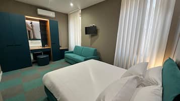 Doppia Deluxe, 1 letto king con divano letto, non fumatori | Minibar con snack e bevande gratuite, una scrivania, postazione laptop