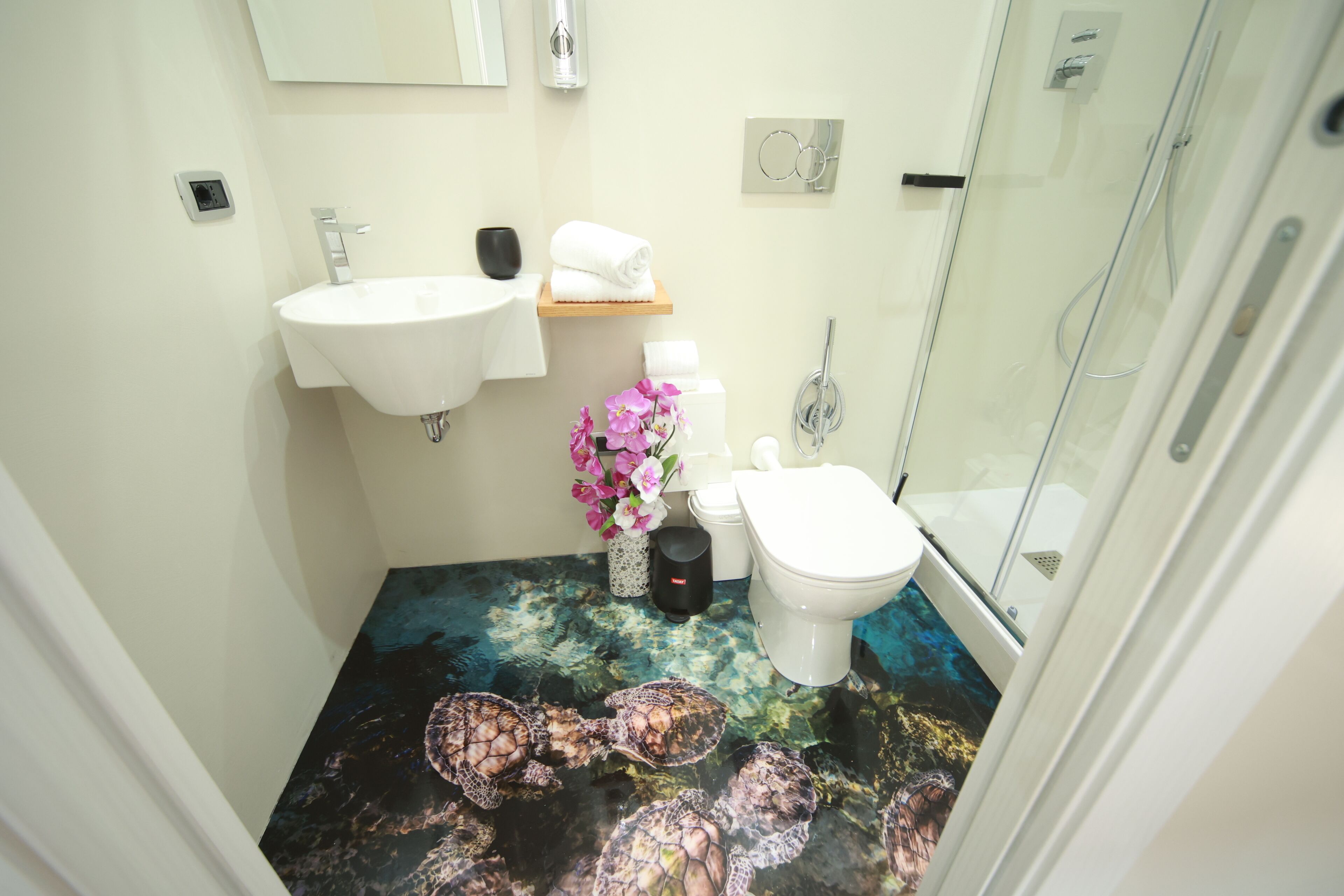 Comfort Double Room, 1 King Bed, Non Smoking | Bathroom | Shower, hair dryer, towels, soap
