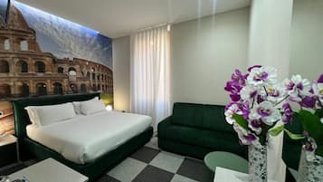 Minibar con artículos gratuitos y escritorio