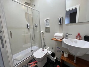 Deluxe Double Room, 1 King Bed with Sofa bed, Non Smoking | Bathroom