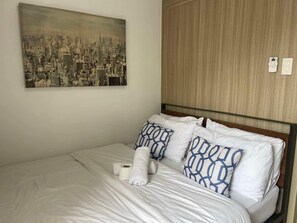 1 bedroom, iron/ironing board, WiFi, bed sheets - Shore Residences MOA 14th C2 1BR with balcony pool view By darpm (Pasay City)