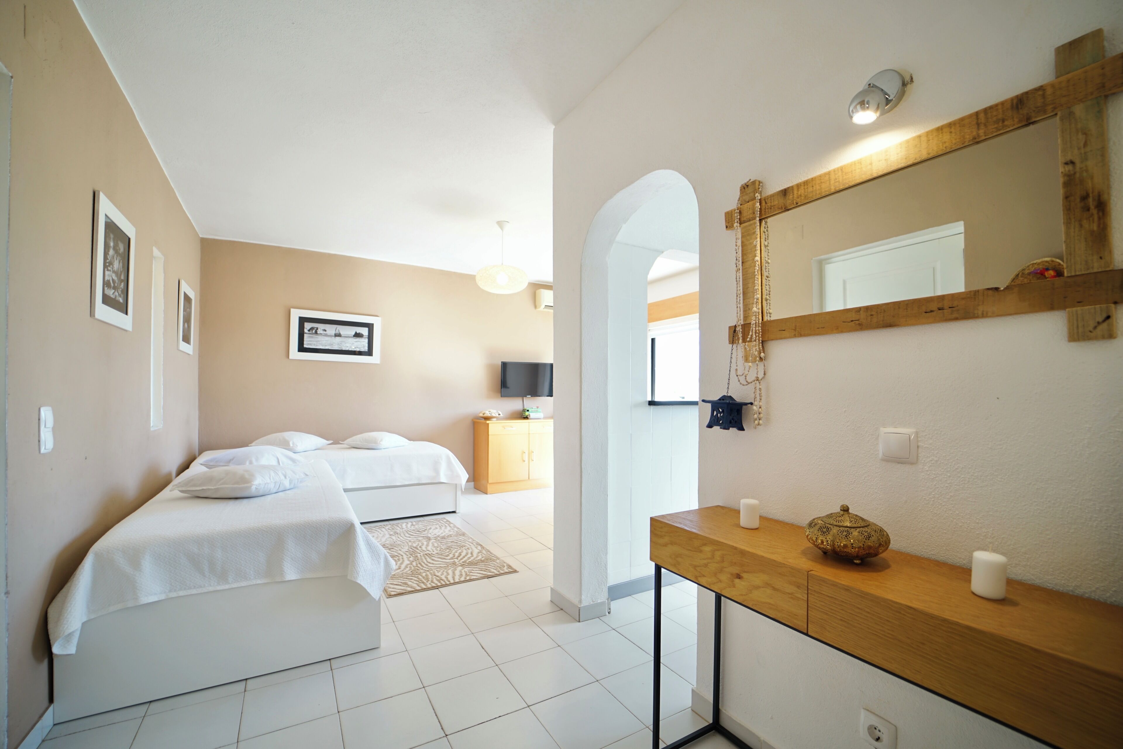 1 chambre, bureau, fer et planche à repasser, lit parapluie