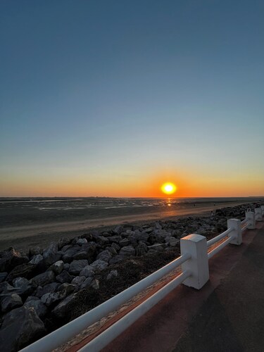 COTTAGE L'OUSTAL ideally located beach and seawall 100 meters away