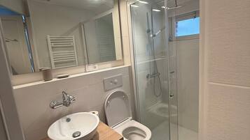 Douche, sĂšche-cheveux, serviettes fournies, papier toilette