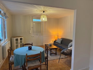 TV - COTTAGE L'OUSTAL ideally located beach and seawall 100 meters away (Le Crotoy)