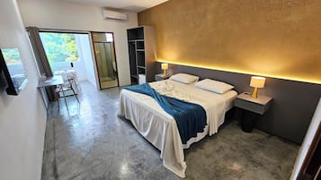 Schreibtisch, Verdunkelungsvorhänge, kostenloses WLAN