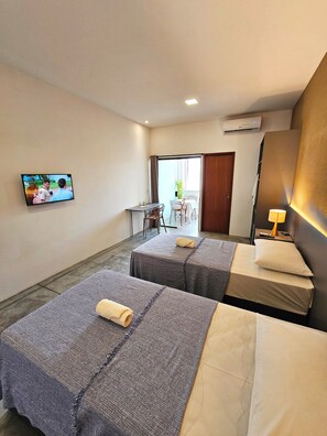 Habitación triple estándar | Escritorio, cortinas blackout y wifi gratis 