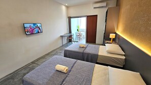 Escritorio, cortinas blackout y wifi gratis