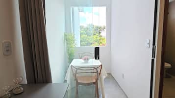 Dobbelt- eller tomannsrom – superior, hageutsikt | Skrivebord, blendingsgardiner og wi-fi (inkludert)