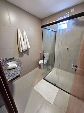 Shower, towels, soap, shampoo - Pousada Carolina (União dos Palmares)