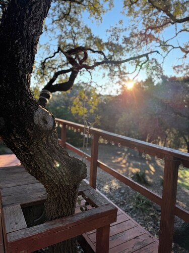 The Chill Haus~ cozy 2b/2b, sleeps 8, Hot Tub/Game room close to lake and river!