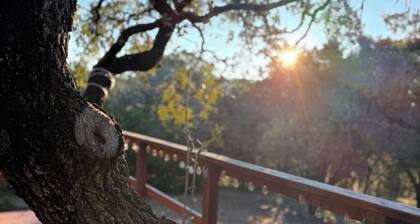 The Chill Haus~ cozy 2b/2b, sleeps 8, Hot Tub/Game room close to lake and river!