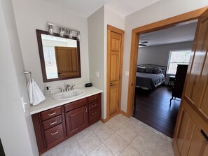 4 habitaciones, tabla de planchar con plancha y cuna de viaje 