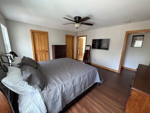 4 habitaciones, tabla de planchar con plancha y cuna de viaje 