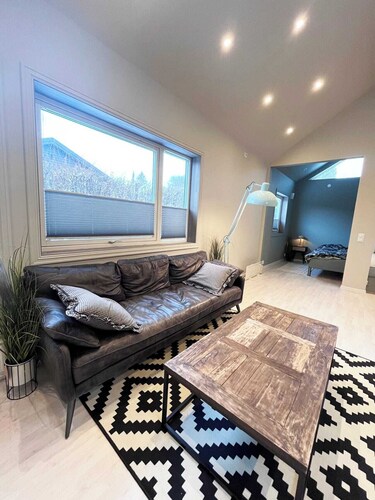 Scandinavian modern, cosy apartment. Strategic location for travelers. Garden.