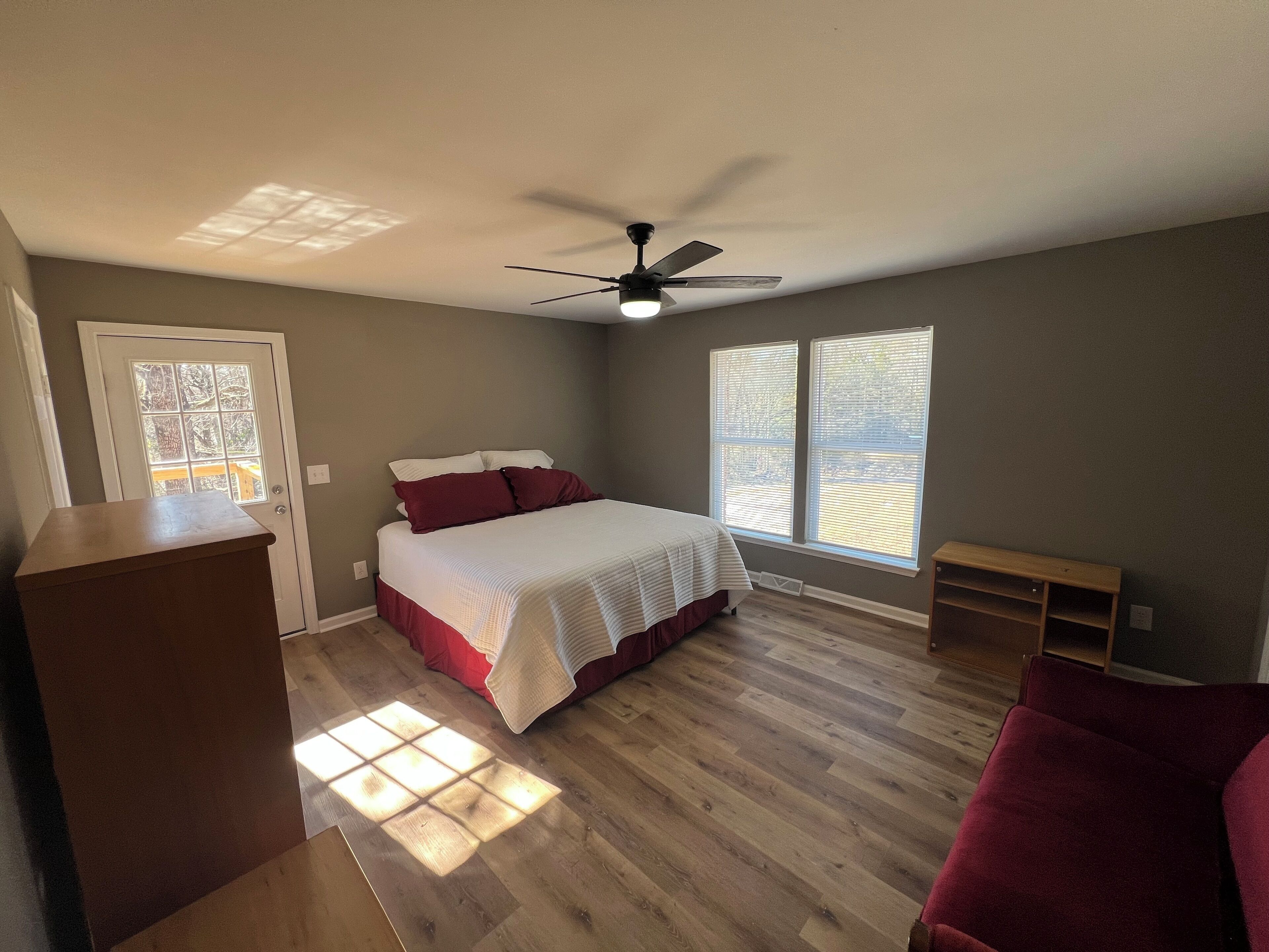 2 quartos, escrivaninha, ferros/tábuas de passar roupa, berço de viagem