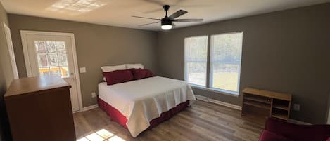 2 makuuhuonetta, työpöytä, silitysrauta/-lauta, vauvan matkasänky