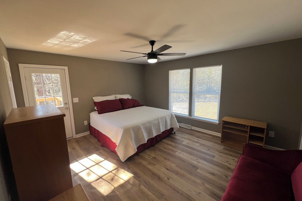 2 quartos, escrivaninha, ferros/tábuas de passar roupa, berço de viagem