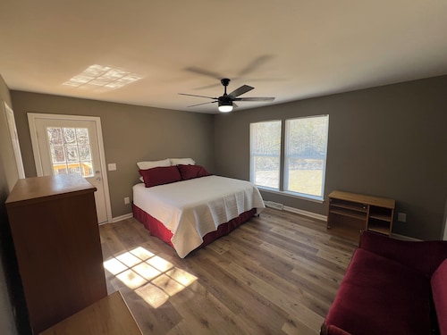 Quiet house in the country, walking distance to Stewarts fishing pond