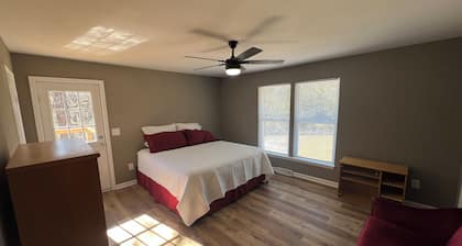 Quiet house in the country, walking distance to Stewarts fishing pond