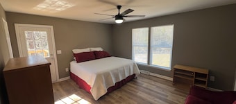 Quiet house in the country, walking distance to Stewarts fishing pond