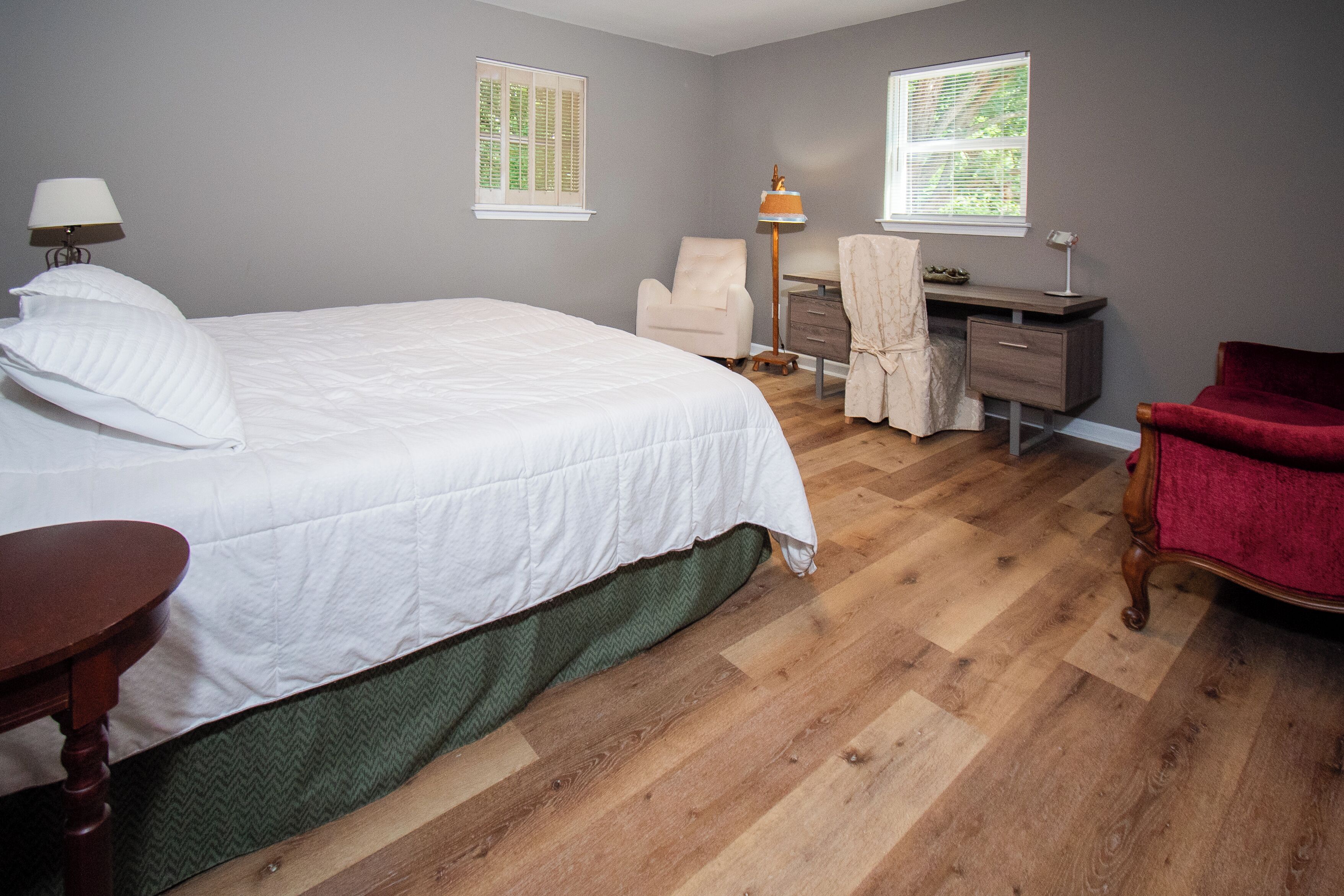 2 bedrooms, desk, iron/ironing board, travel crib