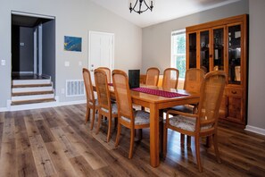Dining - Quiet house in the country, walking distance to Stewarts fishing pond (Pelzer)