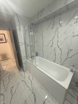Asciugacapelli, bidet, asciugamani, sapone