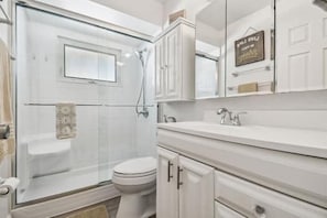 Shower, hair dryer, toilet paper - Private Sarasota Oasis with heated pool & 10 minutes to Siesta Key (Sarasota)