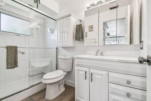Een douche, een haardroger, toiletpapier