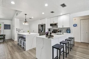 Microwave, oven, stovetop, dishwasher - Private Sarasota Oasis with heated pool & 10 minutes to Siesta Key (Sarasota)